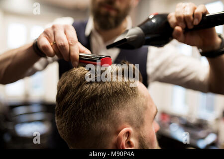 Ritagliato ritratto di parrucchiere di asciugatura dei capelli del cliente Foto Stock