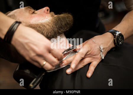 Profilo Ritratto di giovane uomo con la barba rasata con il rasoio Foto Stock