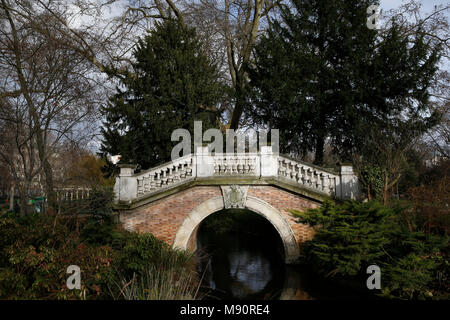 Il parco di Monceau, Paris, Francia. Ponte. Foto Stock