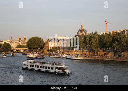 La barca turistica sul fiume Senna a Parigi, Francia. Foto Stock