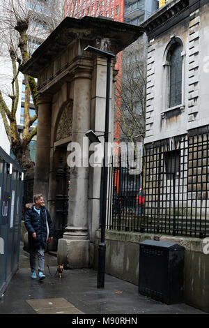 Uomo che cammina oltre la risurrezione porta, St Giles nei campi, Londra. Foto Stock