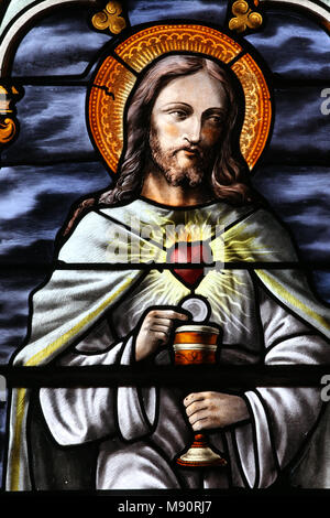 Chiesa Mezilles. Finestra di vetro colorato. Il Sacro Cuore di Gesù. La Francia. Foto Stock