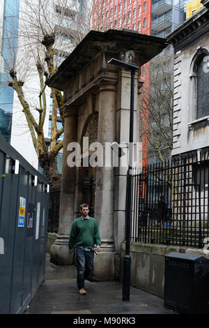 Uomo che cammina oltre la risurrezione porta, St Giles nei campi, Londra. Foto Stock