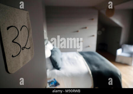 Interiore camera da letto con letto matrimoniale e un cuscino di casa accogliente in un design moderno. Foto Stock