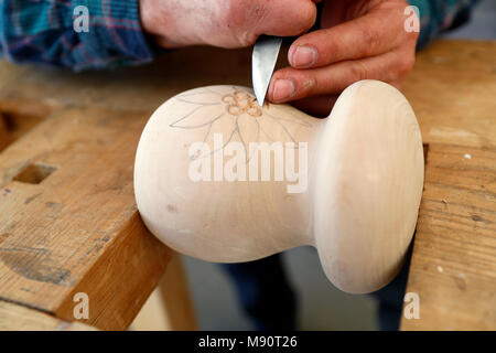 Intagliatore di legno al lavoro. Close-up. Foto Stock