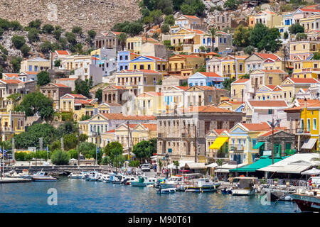 Gialos Harbour a Symi Island. Dodecanneso Grecia, Europa Foto Stock