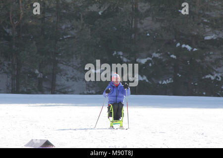 KAZAN, RUSSIA - marzo, 2018: Disabilitato sciatore partecipante su sci-via sulla maratona di sci Foto Stock