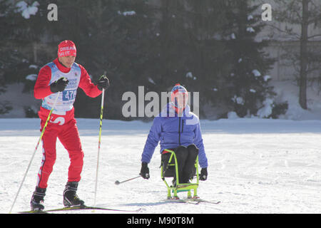 KAZAN, RUSSIA - marzo, 2018: lo sciatore e disabilitato sciatore su sci-traccia sulla città competizioni di sci di fondo Foto Stock