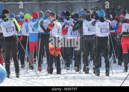 KAZAN, RUSSIA - marzo, 2018: folla di gli sciatori standing a competizioni di sci Foto Stock