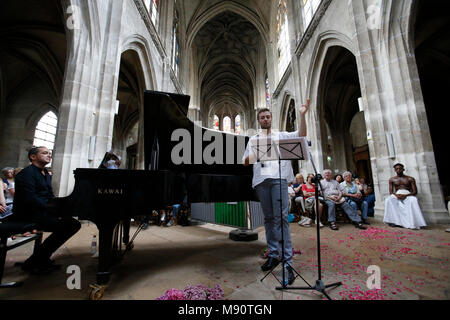 Concerto e sufi la poesia lettura nella chiesa Saint-Merry, Parigi. Foto Stock