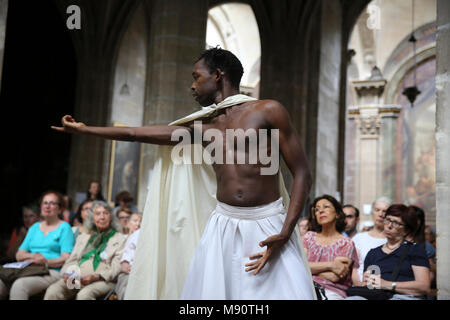 Concerto e sufi la poesia lettura nella chiesa Saint-Merry, Parigi. La ballerina SmaÃ¯l KanoutÃ©. Foto Stock