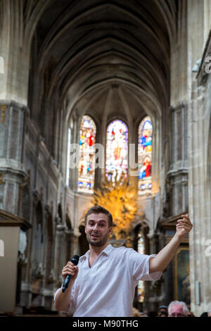 Concerto e sufi la poesia lettura nella chiesa Saint-Merry, Parigi. ThÃ©ophile Choquet. Foto Stock