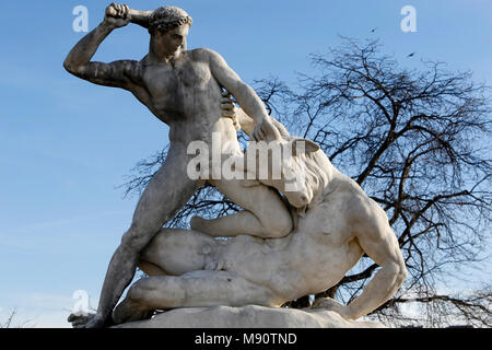 Jardin des Tuileries. ThŽsŽe combattant le minotaure. Etienne Jules Ramey, 1821-27, marbre. Parigi, Francia Foto Stock