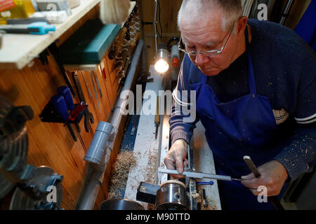 Uomo al lavoro su un tornio di legno. Foto Stock