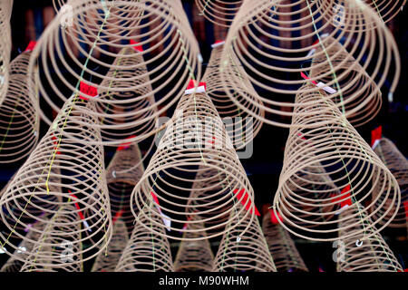 Il tempio taoista. Phuoc un Hoi Quan Pagoda. Spirale bastoncini di incenso. Ho Chi Minh city. Il Vietnam. Foto Stock