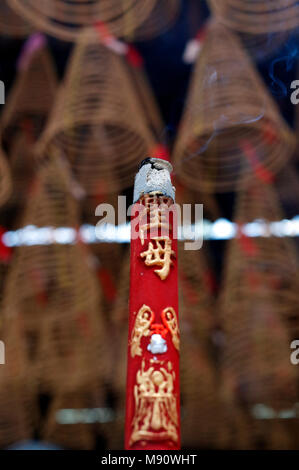 Il tempio taoista. Phuoc un Hoi Quan Pagoda. Spirale bastoncini di incenso. Ho Chi Minh city. Il Vietnam. Foto Stock