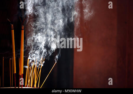 Il tempio taoista. L'imperatore Jade pagoda (Chua Phuoc Hai). I bastoncini di incenso di masterizzazione. Ho Chi Minh city. Il Vietnam. Foto Stock