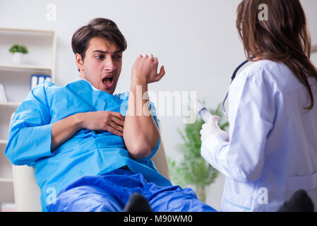 Paura uomo paziente ottenere pronto per il vaccino antinfluenzale Foto Stock