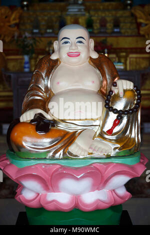 Chua Tu Quang tempio buddista. Felice statua del Buddha per la buona sorte e la fortuna. Vung Tau. Il Vietnam. Foto Stock