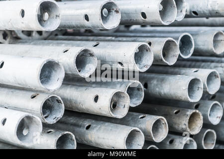 Tubi in acciaio, edilizia concetto - parti di ponteggio closeup Foto Stock