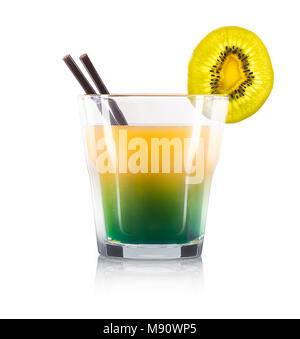 Esotici cocktail verde nero con paglia e kiwi Foto Stock