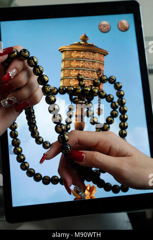 Donna orante con perle di mala. Ho Chi Minh city. Il Vietnam. Foto Stock