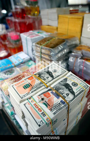 Un negozio di vendita offerte buddista per i templi. L'inferno di banconote e di altre forme di joss carta. Ho Chi Minh City. Il Vietnam. Foto Stock