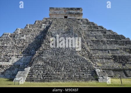 Il lato sud di El Castillo a Chichen Itza, Messico Foto Stock