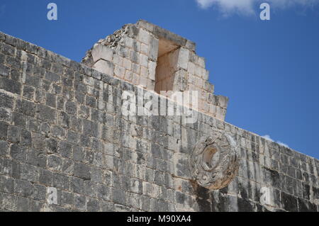 Uno degli anelli a grande campo per il gioco della palla a Chichen Itza, Messico Foto Stock