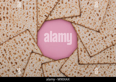 Sfondo pasqua pesach matzah mandala sfondo rosa festa ebraica del cibo tradizionale mock up design laici piatta Foto Stock