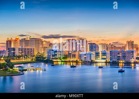 Sarasota, Florida, Stati Uniti d'America skyline della baia all'alba. Foto Stock