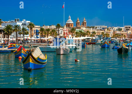 Taditional eyed barche Luzzu di Marsaxlokk, Malta Foto Stock