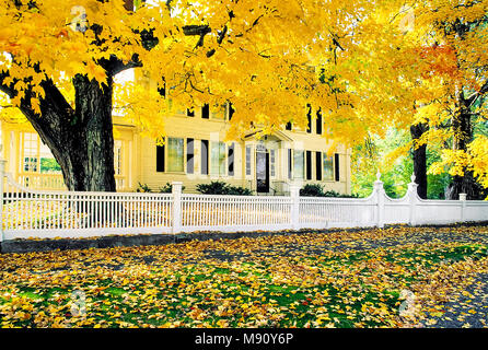 Una formale recinto bianco corre lungo il cortile anteriore del Signore Lynde House di New Haven, Connecticult, Stati Uniti. Foto Stock