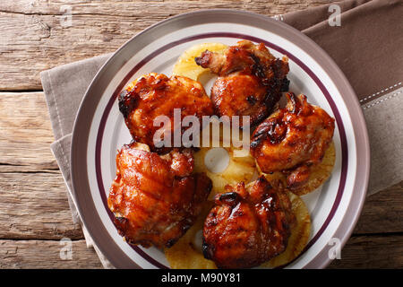 Hawaiian grill piccante di cosce di pollo huli huli con ananas closeup su una piastra. Parte superiore orizzontale vista da sopra Foto Stock