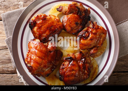 Pollo hawaiano huli huli con ananas close-up su una piastra. parte superiore orizzontale vista da sopra Foto Stock