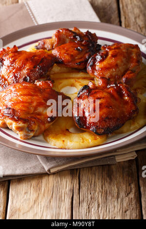 Hawaiian barbecue: pollo huli huli con ananas close-up su una piastra verticale. Foto Stock