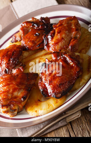 Pollo hawaiano huli huli con ananas close-up su una piastra verticale. Foto Stock