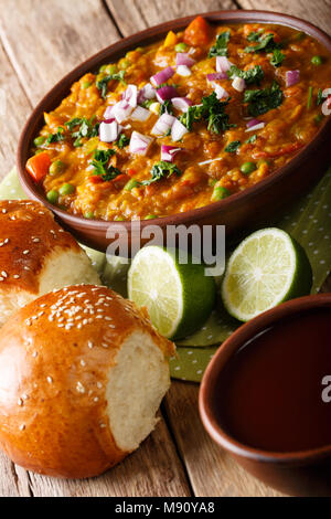 Indian street food Pav bhaji verdure close-up in una ciotola sul piano verticale. Foto Stock