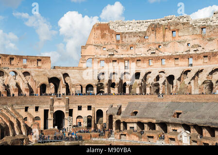 Roma, Italia, Marzo 07, 2018: ampio angolo foto all'interno dell'incredibile architettura Colosseo, Italia Foto Stock