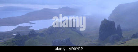 Spettacolari affioramenti rocciosi vicino il vecchio uomo di Storr all'alba, Isola di Skye in Scozia. In autunno (Novembre) 2017. Foto Stock