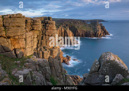 Drammatiche scogliere di granito a Pordenack Punto vicino Land's End, Cornwall, Inghilterra. In autunno (Novembre) 2017. Foto Stock