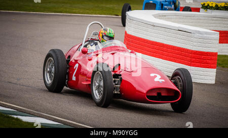 Joaquin Folch-Rusinol arrotonda la chicane nel suo 1956 Maserati 250F durante il Goodwood Assemblea dei Soci 76 a Goodwood circuito motore Foto Stock