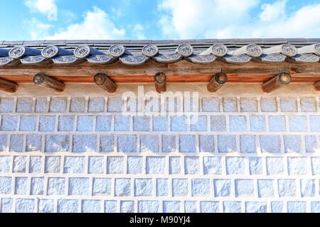 Il coreano tradizionale decor e tetto della casa di villaggio in Palace, Seoul, Corea del Sud Foto Stock