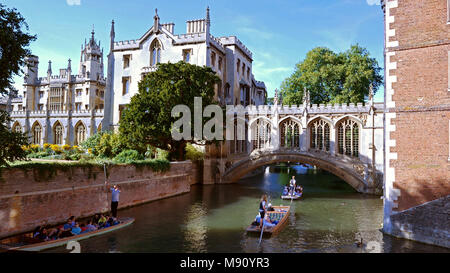 Cambridge Punting sul fiume Cam sotto il Ponte dei Sospiri passato St Johns College di Cambridge, Estate 2017 Foto Stock