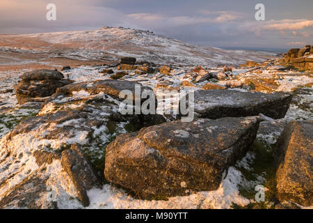 West Mill Tor da Rowtor su un nevoso inverno mattina, Parco Nazionale di Dartmoor, Devon, Inghilterra. Inverno (dicembre) 2017. Foto Stock