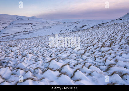 Vista di Kinder Scout da vicino Hayfield su un bel mattino nevoso in dicembre. Un paesaggio di brughiera del Peak District, Derbyshire, in Inghilterra. Foto Stock