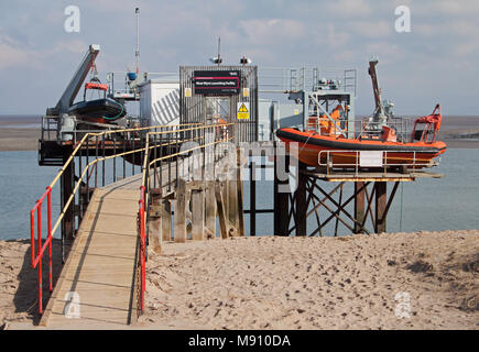 Fleetwood scialuppa di salvataggio stazione sull'estuario del fiume Wyre, unendo il Mare d'Irlanda Foto Stock