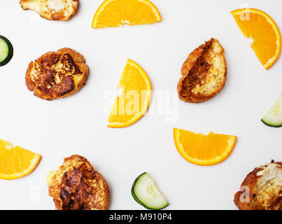 La colazione pattern: toast francesi, a fettine le arance e cetrioli su un tavolo bianco alto. Foto Stock
