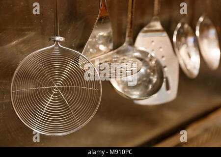 Set di utensili comunemente trovati in una cucina Foto Stock