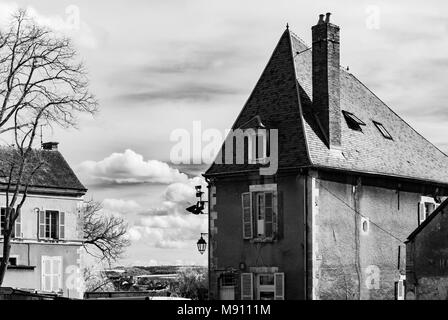 Sole che splende in Auxerre, infrarossi street view di vecchia città, Francia Foto Stock